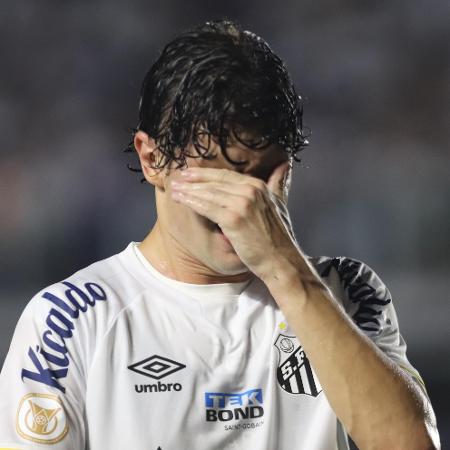 Dodô, do Santos, se lamenta no jogo contra o Fortaleza, pelo Brasileirão