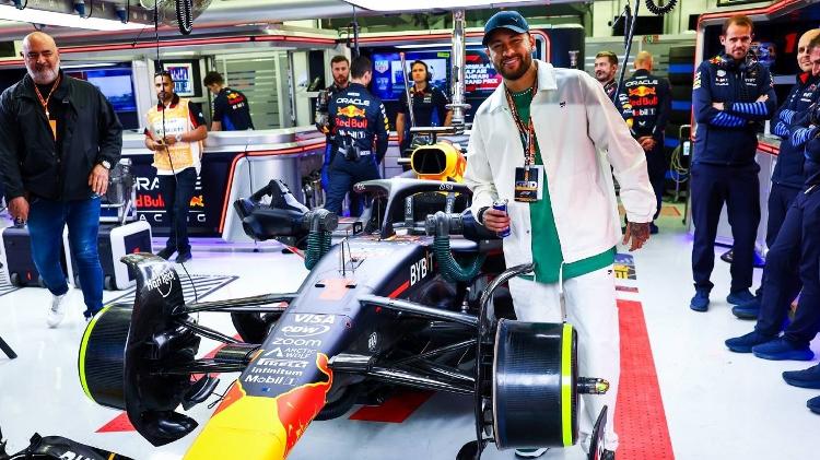 Neymar visita box da Red Bull no GP do Bahrein de Fórmula 1