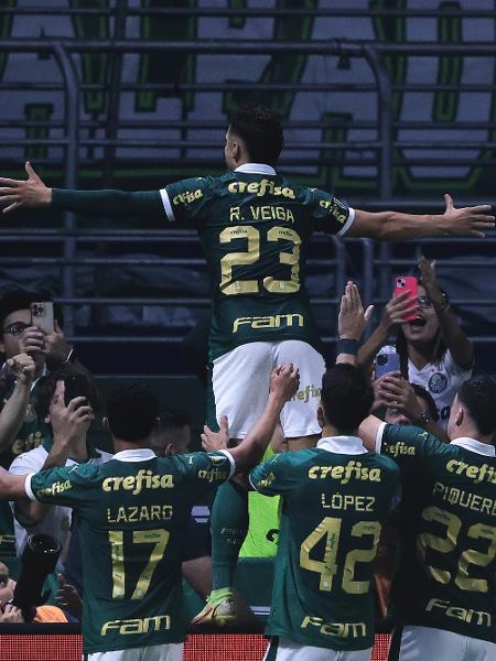 Jogadores do Palmeiras comemoram gol de Raphael Veiga na final contra o Santos