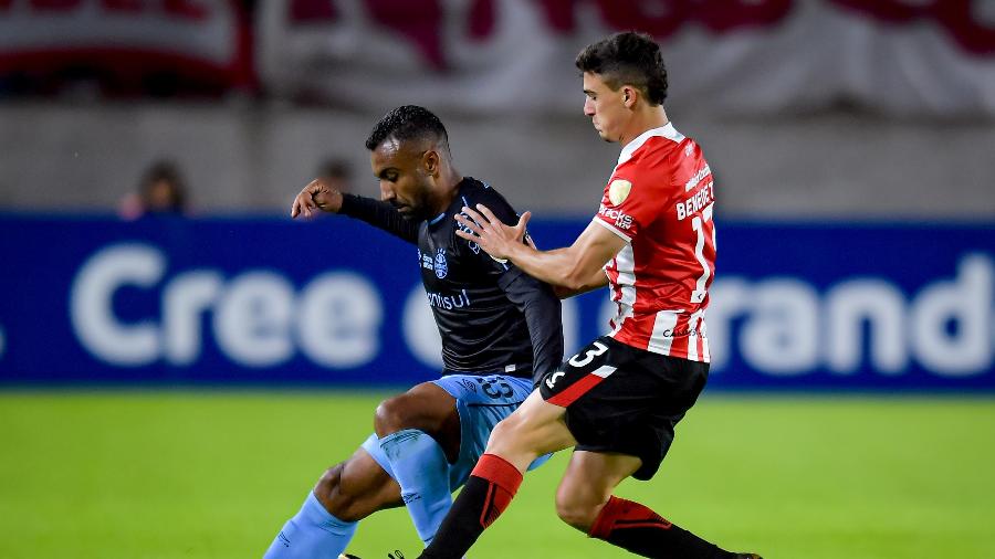 Éverton Galdino, do Grêmio, briga pela bola durante jogo contra o Estudiantes, válido pela Libertadores - Marcelo Endelli/Getty Images