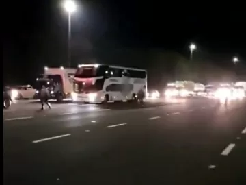 Ônibus do Santos é cercado por torcedores em rodovia após terceira derrota