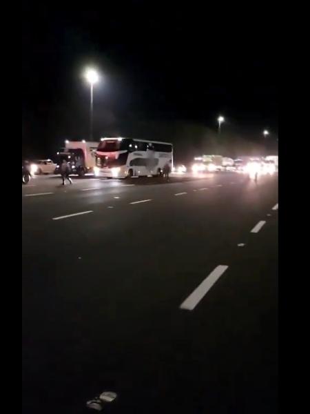 Ônibus do Santos é cercado por torcedores em estrada