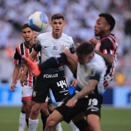 Gabriel Moscardo, do Corinthians, observa lance no clássico contra o São Paulo, pelo Brasileirão