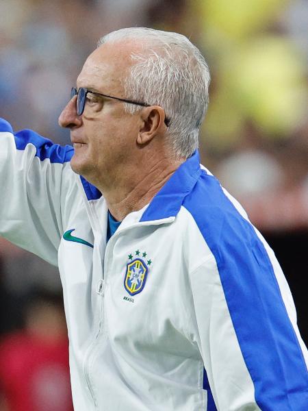 Dorival Júnior gesticula durante Brasil x Uruguai, jogo da Copa América