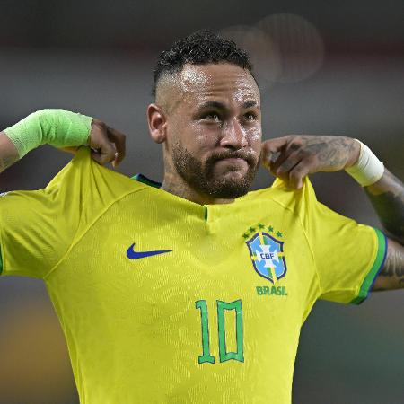 Neymar comemora seu gol no jogo do Brasil contra a Bolívia, pelas Eliminatórias Sul-Americanas