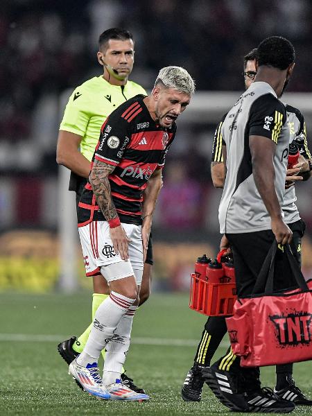 Arrascaeta, do Flamengo, foi substituído com lesão no jogo contra o Botafogo, pelo Brasileirão