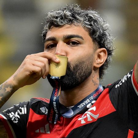 Gabigol beija medalha após Flamengo conquistar a Copa do Brasil sobre o Atlético-MG