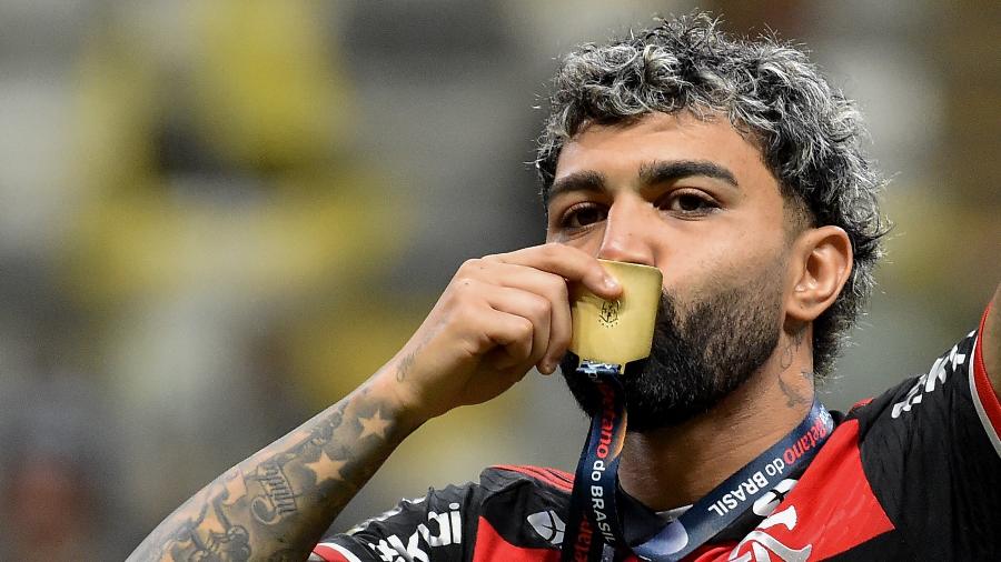 Gabigol beija medalha após Flamengo conquistar a Copa do Brasil sobre o Atlético-MG