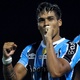 Grêmio bate Monsoon em noite de invasão de cachorro e gol de calcanhar