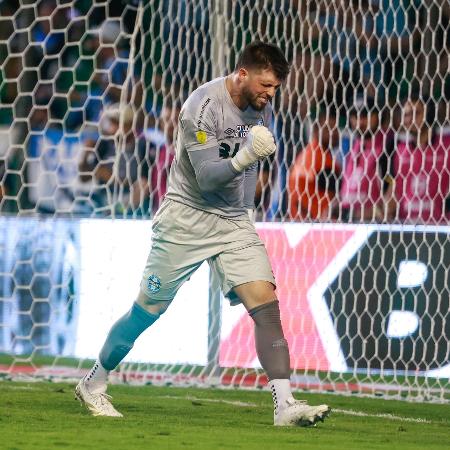 Tiago Volpi, do Grêmio, comemora após defender pênalti na disputa contra o Juventude, pelo Gaúcho Tiago Volpi, do Grêmio, comemora após defender pênalti na disputa contra o Juventude, pelo Gaúcho
