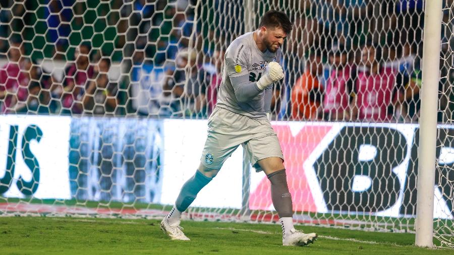 Tiago Volpi, do Grêmio, comemora após defender pênalti na disputa contra o Juventude Tiago Volpi, do Grêmio, comemora após defender pênalti na disputa contra o Juventude