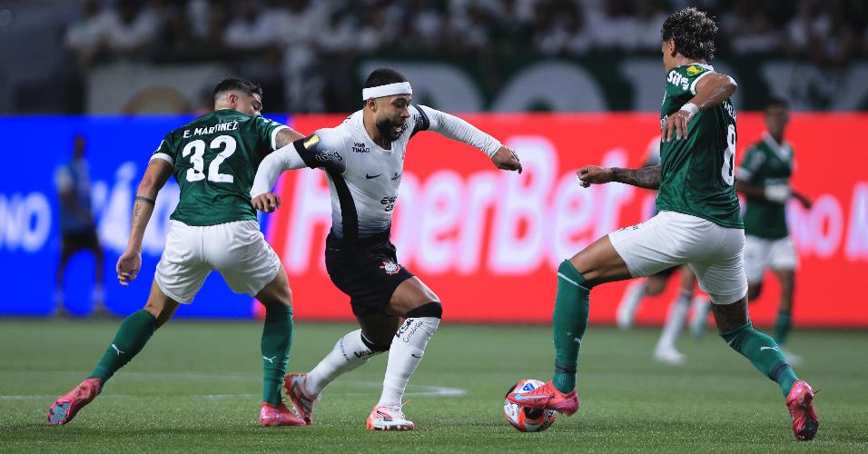 Emiliano Martínez, do Palmeiras, disputa bola com Memphis Depay, do Corinthians, em final do Paulistão, no Allianz Parque