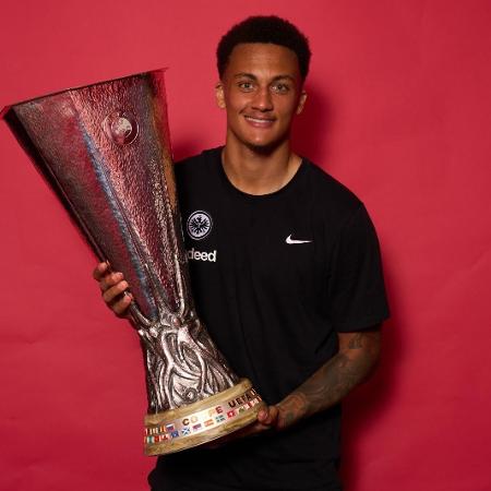 Tuta com o troféu da Europa League 2021-22: neste ano, Frankfurt tenta repetir a façanha Tuta com o troféu da Europa League 2021-22: neste ano, Frankfurt tenta repetir a façanha