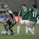 Matheus Martins, do Botafogo, conduz a bola, observado por Maurício e Facundo Torres, do Palmeiras, em jogo no Engenhão - undefined