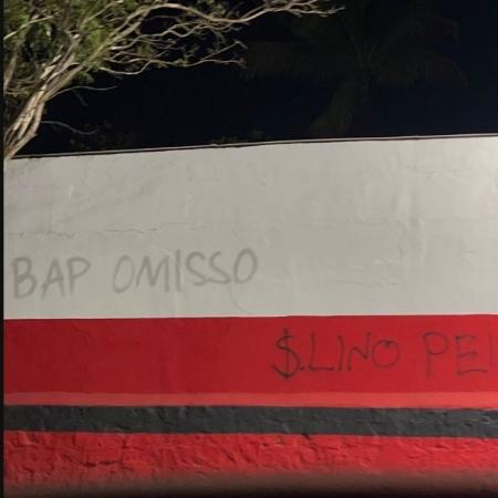 Muro da sede do Flamengo é pichado após derrota para o Bahia
