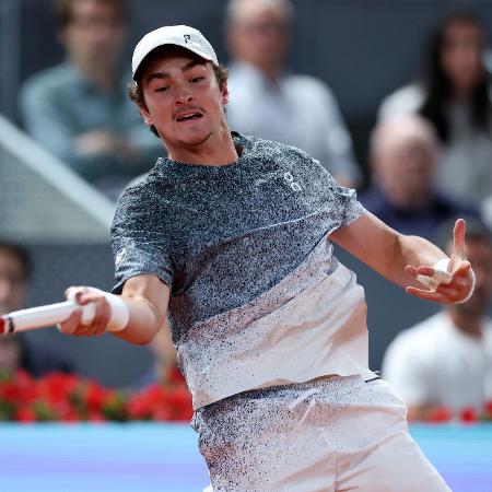 João Fonseca em ação contra Rafael Jódar, pelo Masters 1000 de Madri