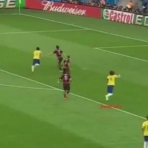A imagem que você vê foi paralisada após um escanteio do Brasil. A bola roda e cai na ponta esquerda. Dante é quem tenta o cruzamento e David Luiz está na área para tentar o cabeceio. Tudo isso com 1min27 de jogo. A disposição ofensiva e a falta de organização dos zagueiros é um dos principais ingredientes do 7 a 1 que viria a seguir. - Reprodução