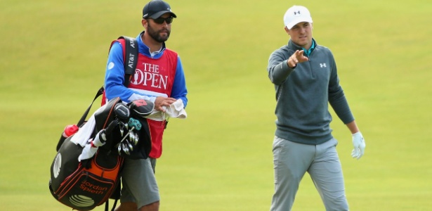 Michael Greller (esq.) era professor e agora ajuda o golfista Jordan Spieth - Andrew Redington/Getty Images