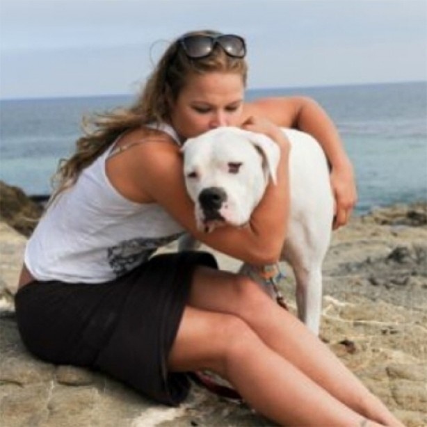 Ronda Rousey posa com seu cachorro, que, segundo ela, é o único ser com quem tem trocado carinhos, já que está solteiraça - Reprodução/Twitter