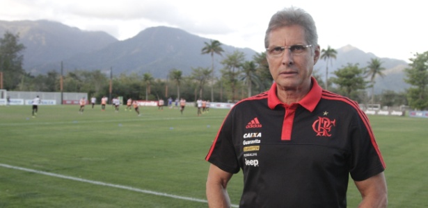 Oswaldo de Oliveira  posa após a apresentação como técnico do Flamengo - Gilvan de Souza/ Flamengo