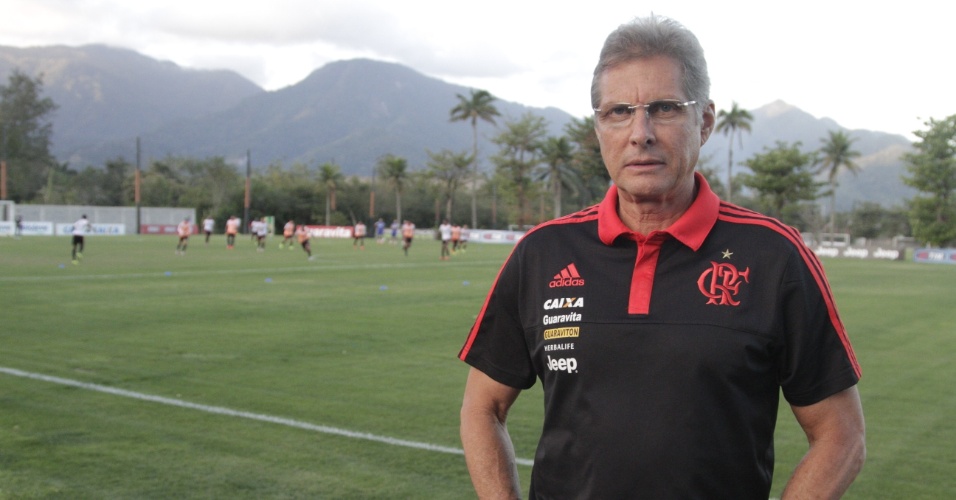 Oswaldo de Oliveira posa após a apresentação como técnico do Flamengo