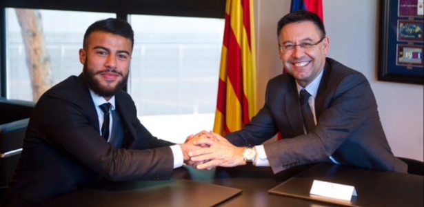 Rafinha e o presidente do Barça, Josep Maria Bartomeu, ao renovar contrato até 2020 - Divulgação
