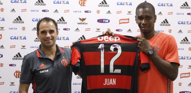O zagueiro Juan é apresentado e exibe a camisa 12 ao lado do diretor Rodrigo Caetano - Gilvan de Souza/ Flamengo