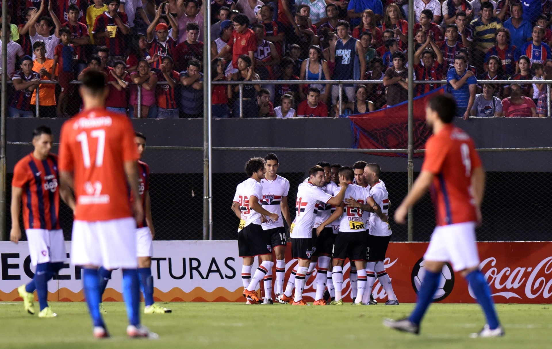 Jogadores do São Paulo comemoram gol de Thiago Mendes contra o Cerro Porteño - AFP PHOTO / NORBERTO DUARTE