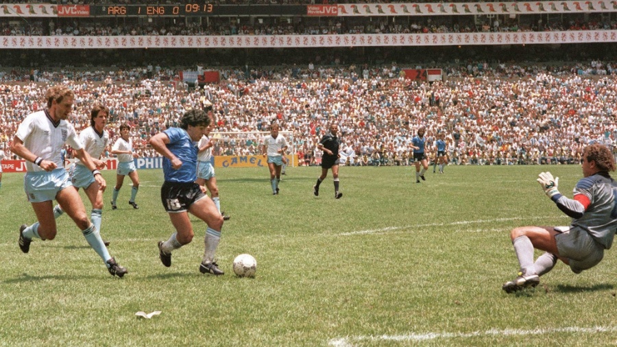 Maradona marca o segundo gol contra a Inglaterra na Copa de 1986 - AFP