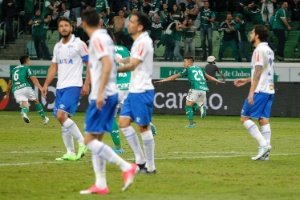 Gosto amargo e ponto valorizado: atletas do Cruzeiro se dividem após empate