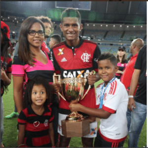 Filho de Márcio Araújo chora no Maracanã após classificação do Flamengo