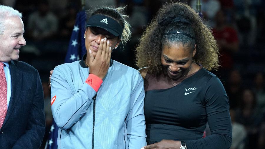 Naomi Osaka chora ao lado de Serena Williams na premiação da final feminina do US Open - TIMOTHY A. CLARY / AFP