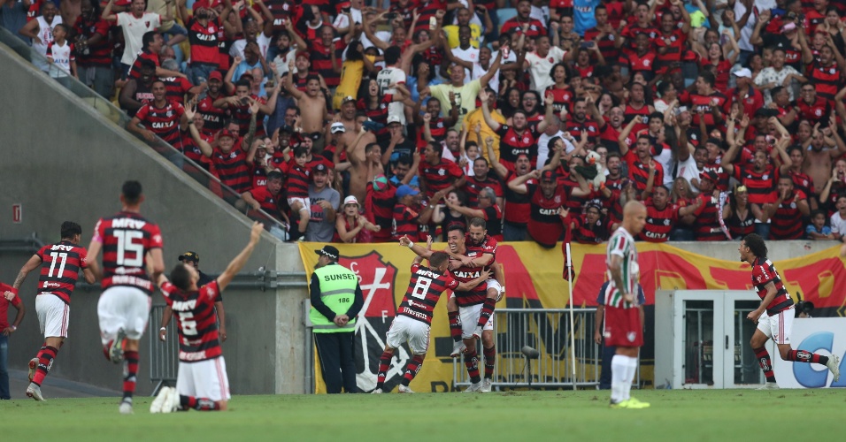 Jogadores do Flamengo comemoram gol de Uribe no clássico contra o Fluminense