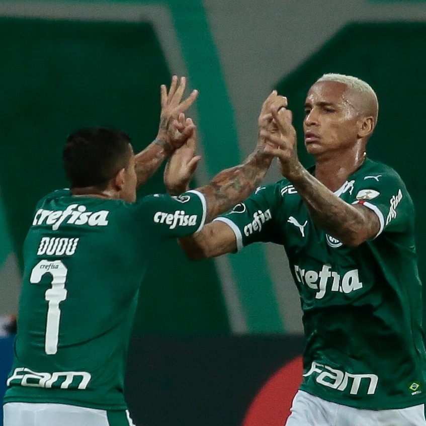 Festa na madrugada: jogadores do Palmeiras são recebidos por torcida no CT