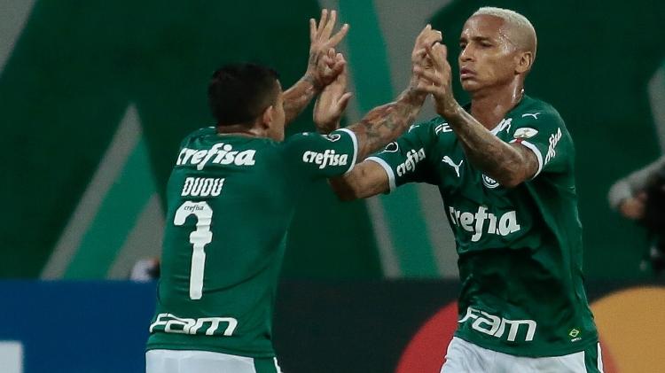 Deyverson comemora seu gol com Dudu durante partida do Palmeiras contra o Junior Barranquilla Parque pela Libertadores 2019 - Marcello Zambrana/AGIF - Marcello Zambrana/AGIF