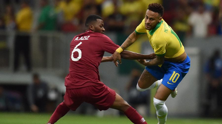 Neymar disputa bola no amistoso contra o Qatar - Andre Borges/AGIF