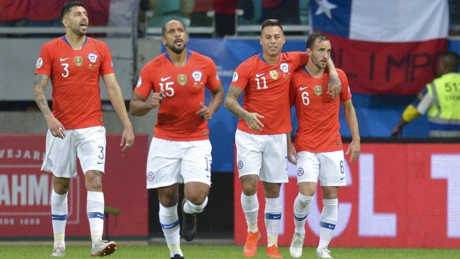 Vargas e Fuenzalida comemoram gol do Chile contra o Equador - Raul Arboleda/AFP