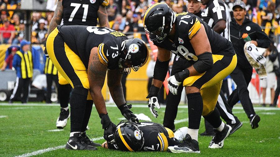 O quarterback Mason Rudolph, do Pittsburgh Steelers, desacordado em campo - Joe Sargent/Getty Images/AFP