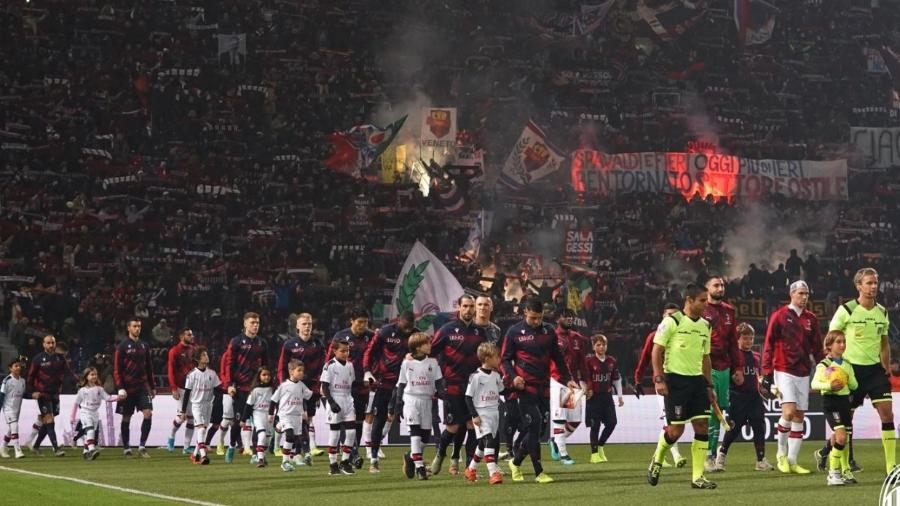 Jogadores de Bologna e Milan entram em campo para jogo do Italiano em dezembro  - Divulgação/AC Milan 