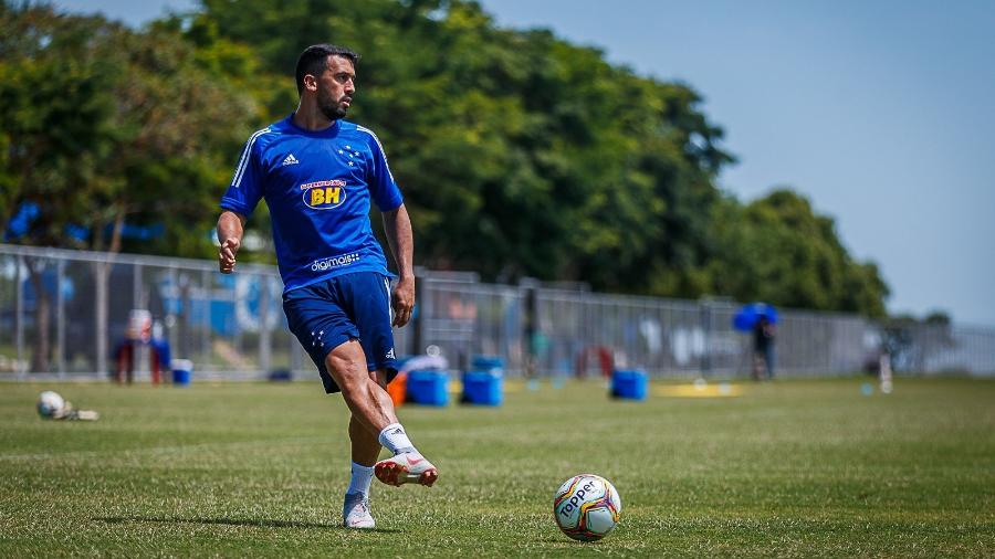 Edilson em ação durante treino do Cruzeiro; lateral foi bastante criticado pela torcida em 2019 - Vinnicius Silva/Cruzeiro