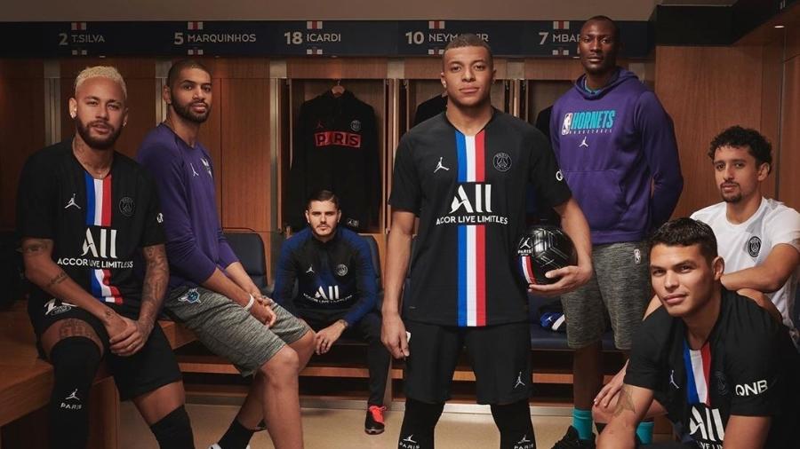 Jogadores do PSG e do Charlotte Hornets posam em lançamento de camisa do clube francês - Divulgação/PSG