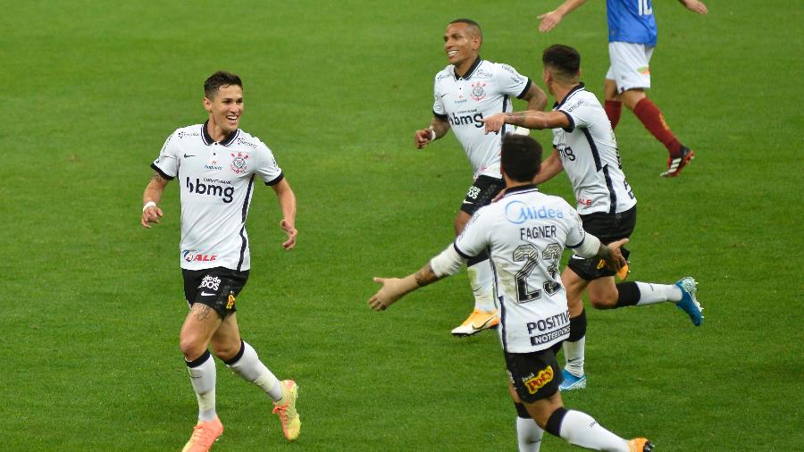 Otero, que está suspenso e não joga, comemora gol do Corinthians contra o Bahia no 1º turno - Bruno Ulivieri/AGIF
