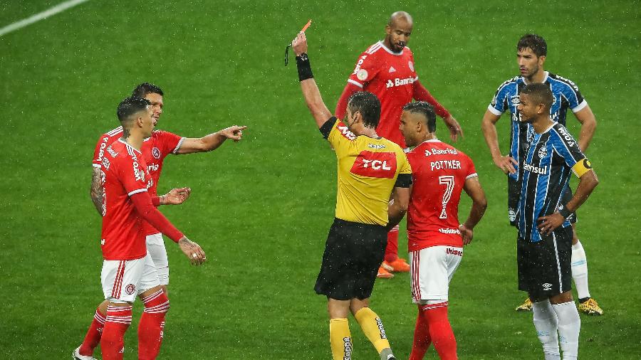 Musto, do Internacional, recebe cartão vermelho do árbitro Raphael Claus durante partida contra o Grêmio - PEDRO H. TESCH/AGIF - AGÊNCIA DE FOTOGRAFIA/AGIF - AGÊNCIA DE FOTOGRAFIA/ESTADÃO CONTEÚDO