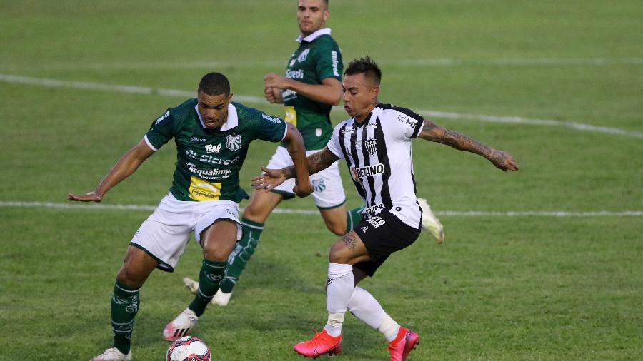 Eduardo Vargas, do Galo, em lance contra a Caldense, durante partida válida pela sexta rodada do Campeonato Mineiro - CÉLIO MESSIAS/UAI FOTO/ESTADÃO CONTEÚDO