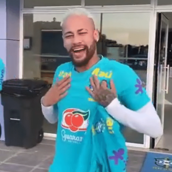 Neymar faz coreografia da música "Não, Não Vou", da cantora Mari Fernandez, que viralizou no TikTok