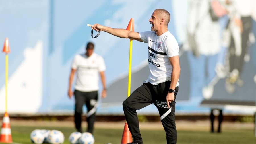 Sylvinho trabalha focado em montar um Corinthians competitivo para enfrentar o Atlético-MG, sábado, em Itaquera - Rodrigo Coca/ Ag. Corinthians 