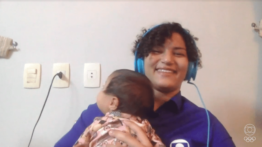 Sarah Menezes aparece com a filha Nina, de dois meses, na transmissão da Globo - Transmissão 