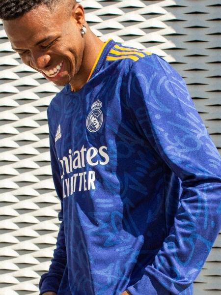 Vinícius Júnior posa com nova camisa do Real Madrid - Reprodução/Twitter Real Madrid