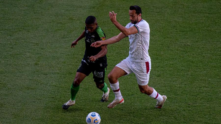 Nenê tenta jogada pelo Fluminense durante derrota para o América-MG pelo Brasileirão - Alessandra Torres/AGIF