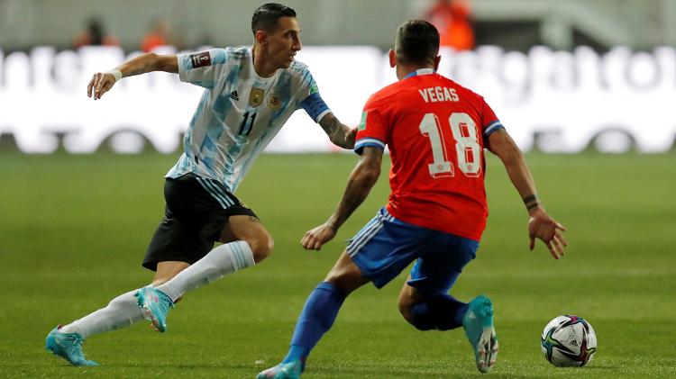 Di María y Vegas brigam pela bola em Chile x Argentina, duelo vilido pelas Eliminatórias da Copa - Javier Torres / Reuters - Javier Torres / Reuters